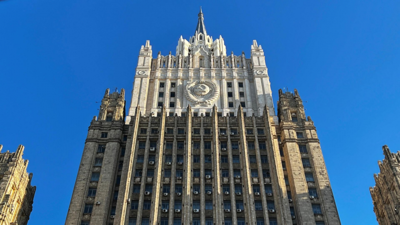 Евросоюз закупает у России столько же газа, сколько и у США, заявили в МИД