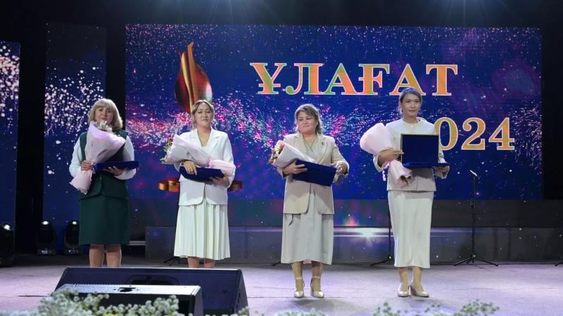 Учителя Павлодарской области получили к празднику $7,7 тысячи