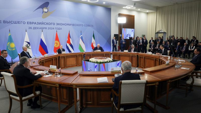 Глава Минпрома Ирана встретился с Путиным на форуме ЕАЭС