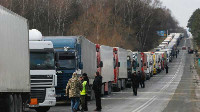 На границе Белоруссии и Евросоюза снова выстроилась очередь из фур