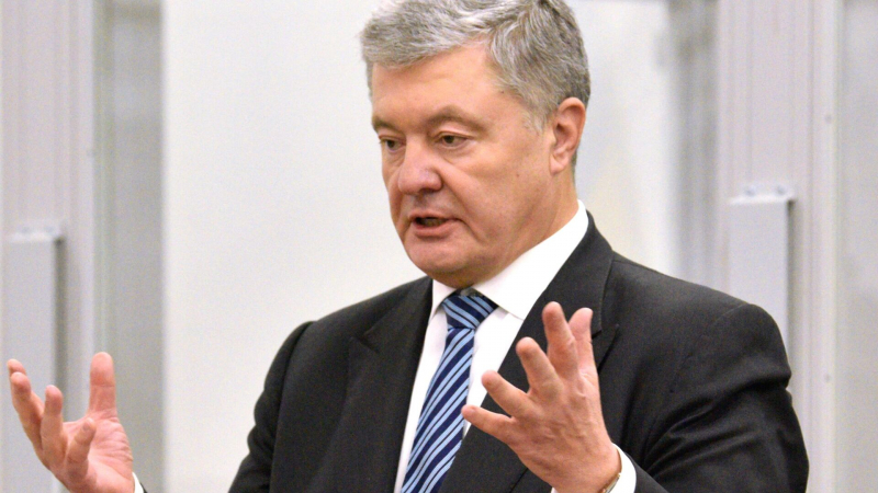 Порошенко раскритиковал командование ВСУ за "мясной шторм"