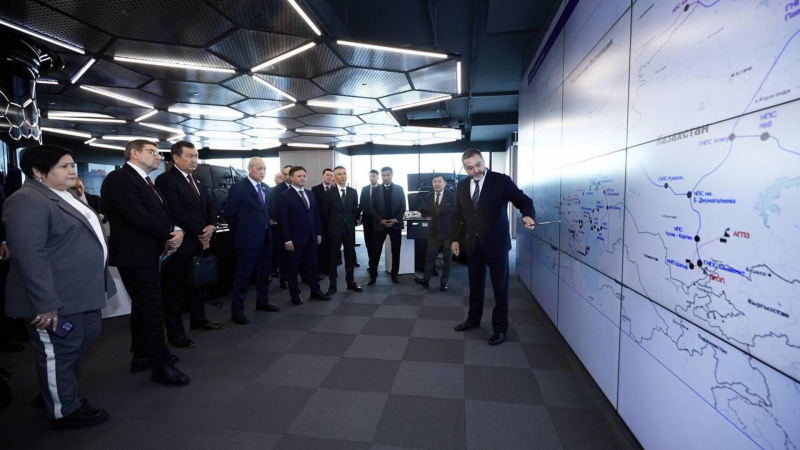 Депутатам парламента Казахстана показали, как прокачивают нефть