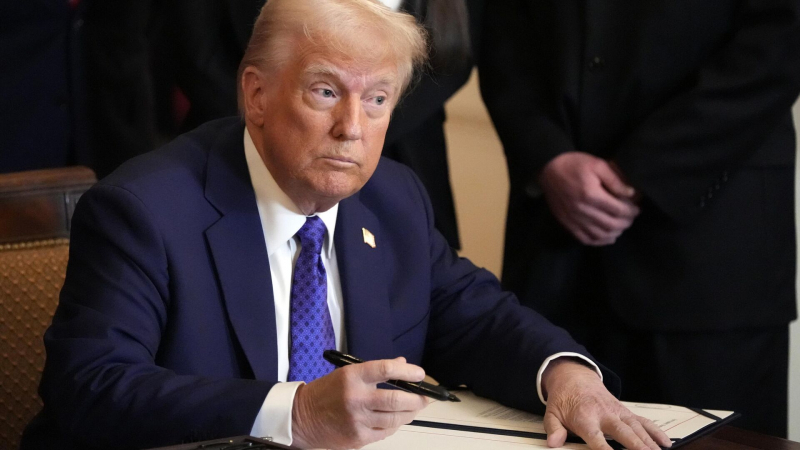 Дональд Трамп сокращает штат правительственных чиновников