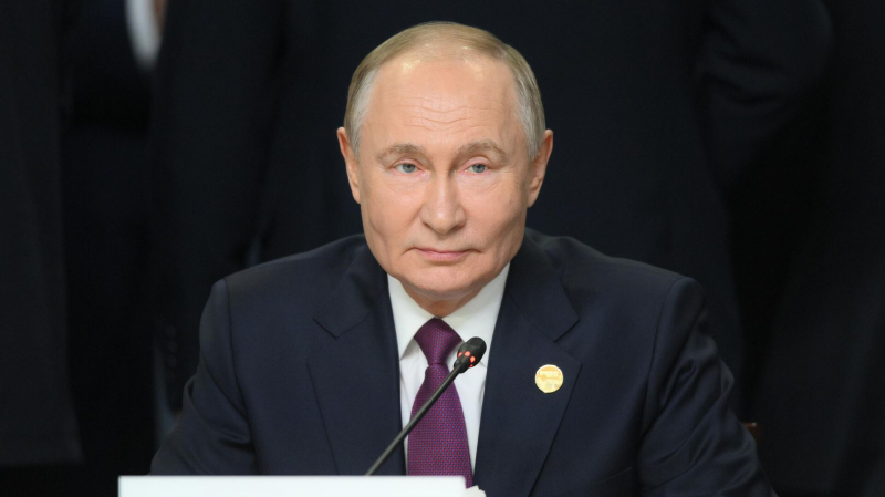 Российские дипломаты продолжат активное противодействие фальсификации истории - Путин