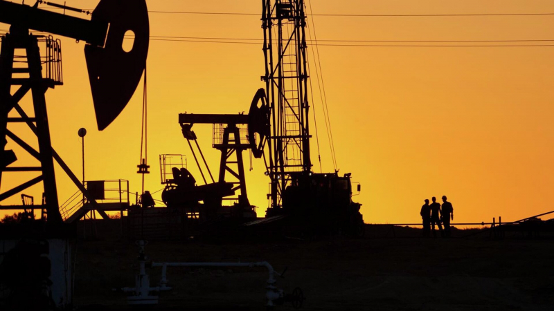 Восемь стран ОПЕК+ ускорят наращивание добычи нефти