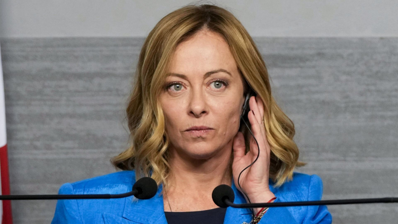 Итальянского депутата выгнали из парламента за попытку напугать Мелони
