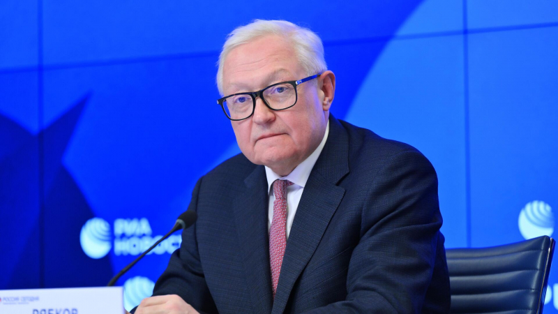 Тема Ближнего Востока фигурирует в контактах России и США, заявил Рябков
