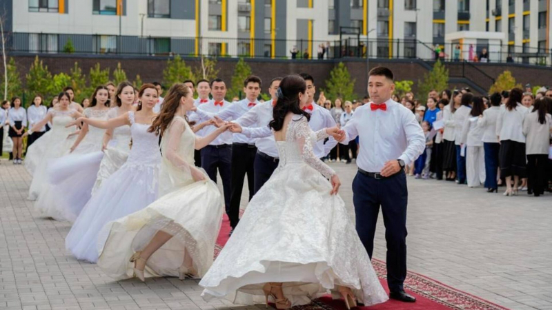 Торжественные линейки и выпускные стартовали в казахстанских школах