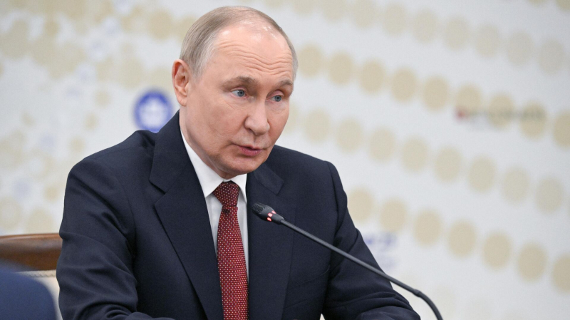 Путин образовал комитет по организации первого российско-арабского саммита