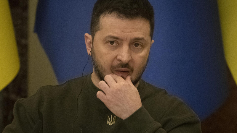 Зеленский осознает, что проигрывает России, считает американский сенатор