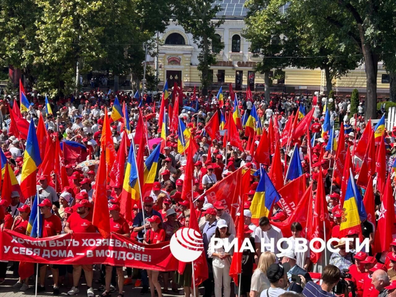 Тысячи сторонников оппозиционных партий собрались на митинг в Кишиневе