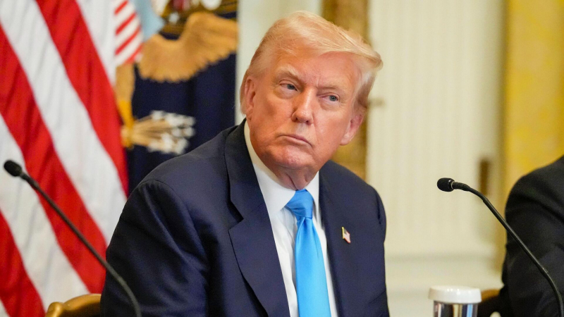 Белый дом опубликовал фото Трампа, разговаривающего с Путиным