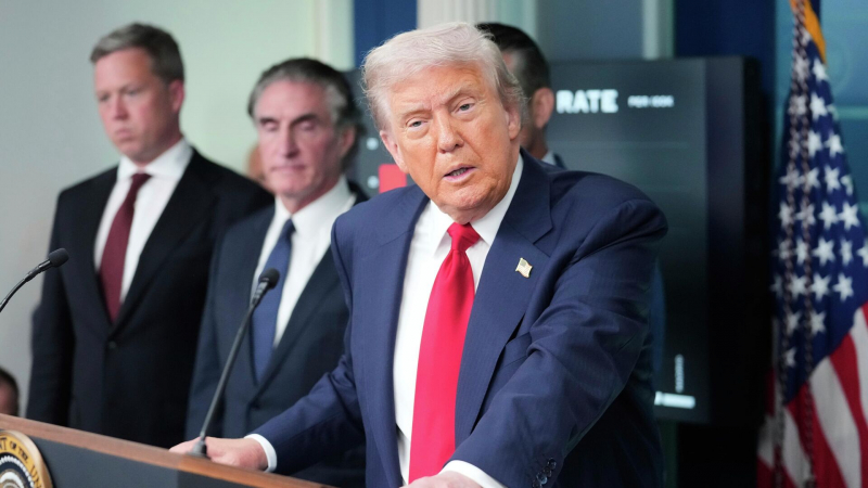 Трамп заявил, что в пятницу "едет в Россию"