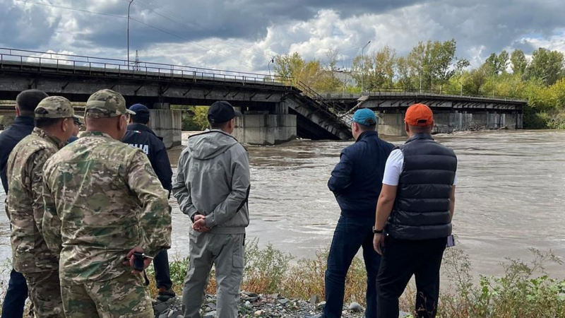Мост обрушился на востоке Казахстана