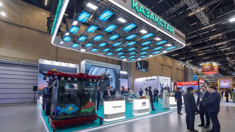 Казахстан представил "умные" станки и роботов на выставке "Иннопром" в Минске