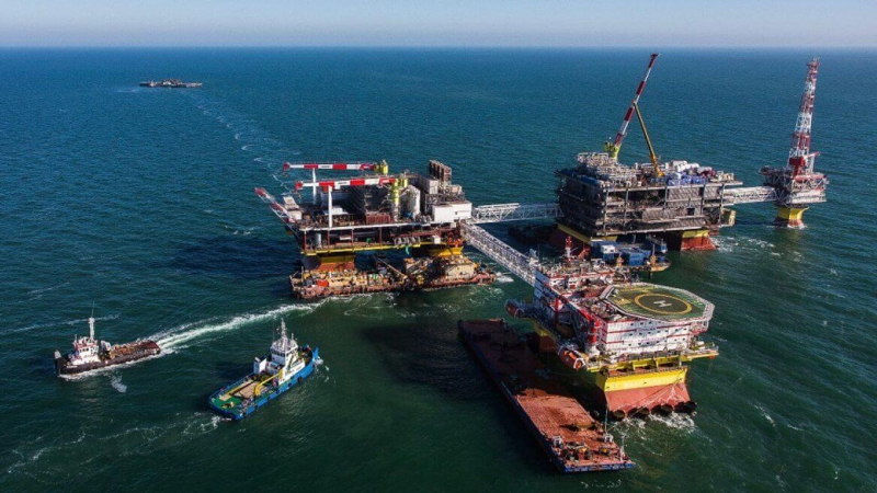 Восьмерка ОПЕК+ обсудит в воскресенье объемы нефтедобычи на ноябрь