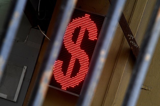 Курс рубля мало меняется к доллару и юаню - доллар у 67,8 рубля, юань - по 10,01 рубля