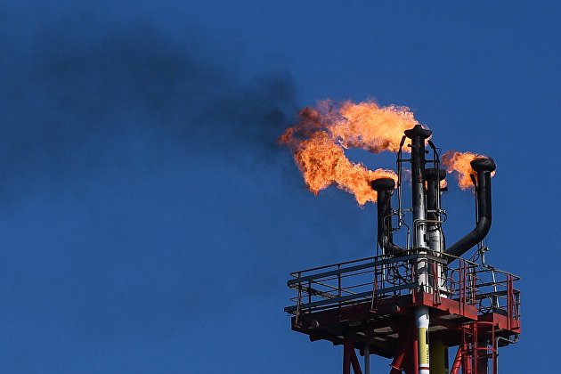Нефть в понедельник дорожает более чем на два процента на ослаблении ограничений в Китае