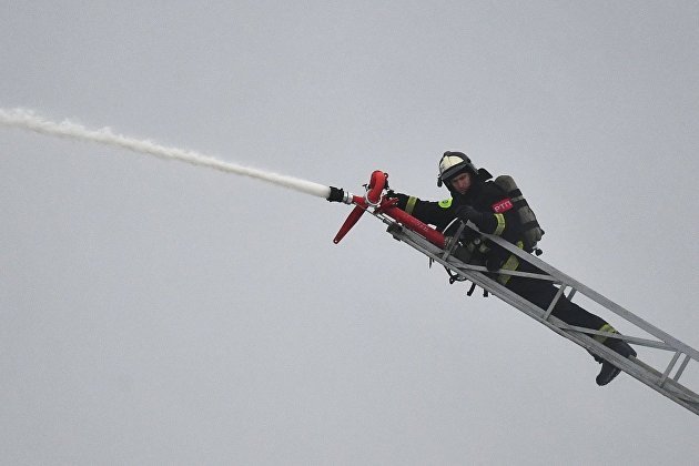 Пожар площадью 1100 квадратных метров произошел на складе во Владивостоке
