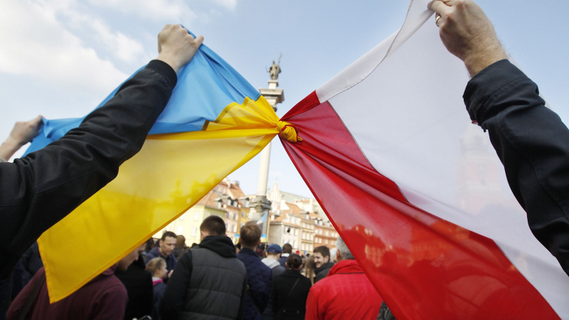 Президент Польши отменил социальные выплаты неработающим украинцам