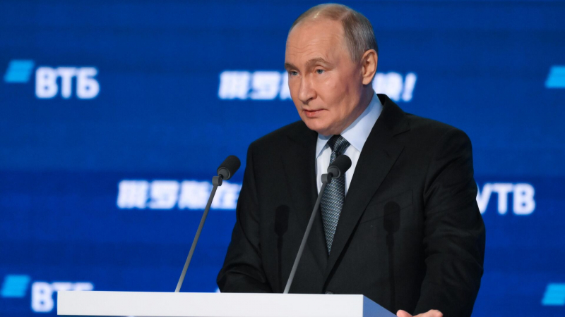 Работа ЦБ и правительства должна быть солидарной, заявил Путин