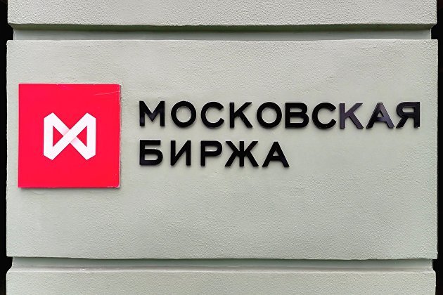 Российский рынок акций в пятницу слабо меняется, рубль теряет к доллару и юаню