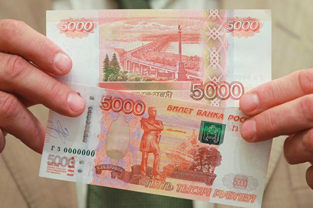 Рубль в начале торгов снижается к доллару до 68,69, к юаню - до 10,16, к евро - до 74,33