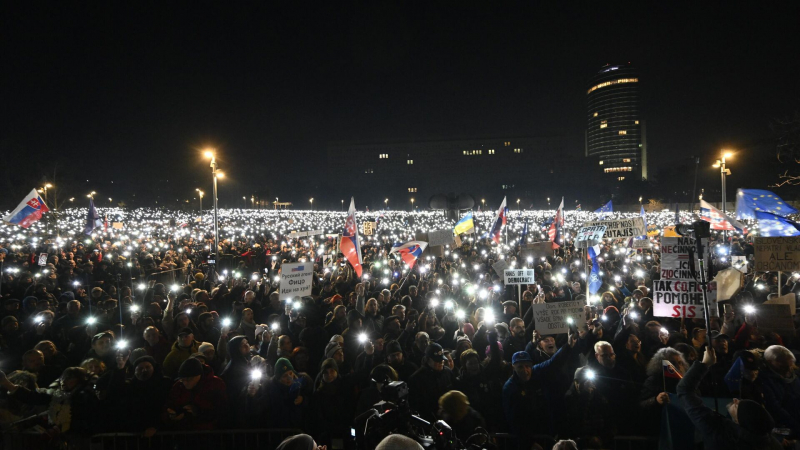В Братиславе проходит митинг против правительства Фицо